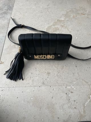 Bolso Moschino negro con detalles dorados