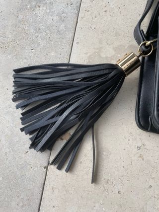 Bolso Moschino negro con detalles dorados