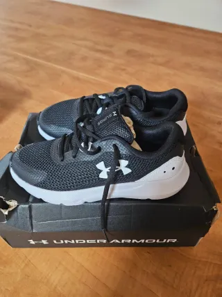 Zapatillas Under Armour Negras y Blancas