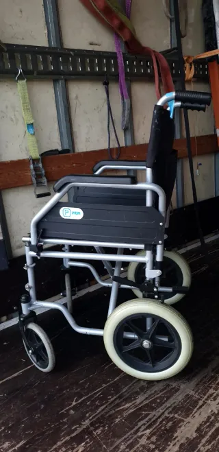 SILLA DE RUEDAS NO TIENE REPOSAPIES