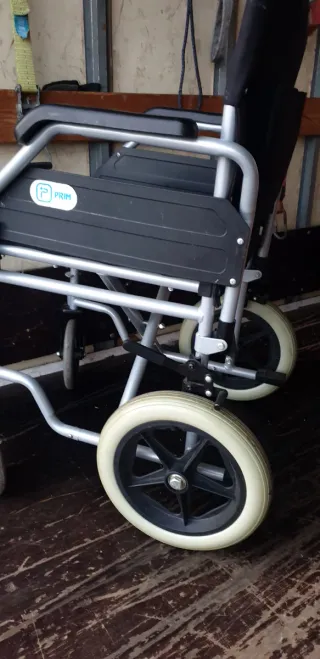 SILLA DE RUEDAS NO TIENE REPOSAPIES