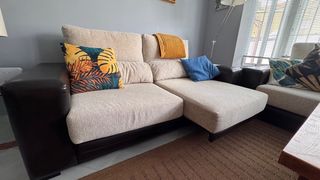 Sofá 3+2 plazas beige y marrón.