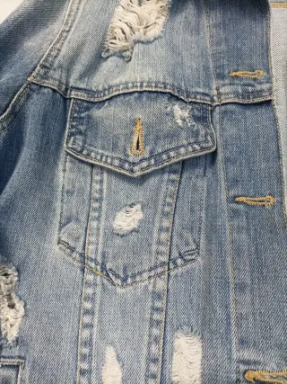 Cazadora vaquera con tramos como deshilachados