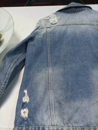 Cazadora vaquera con tramos como deshilachados
