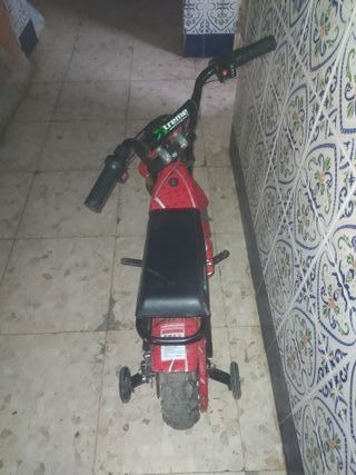 Moto eléctrica infantil roja