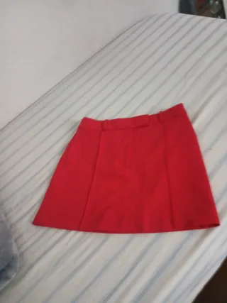 Falda corta roja
