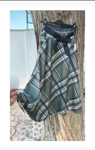 Falda escocesa midi