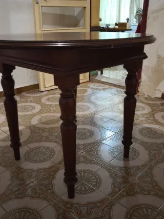 Mesa redonda de madera