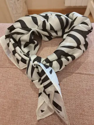 Pañuelo estampado blanco y negro