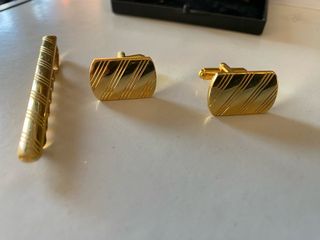 Gemelos y pasador de corbata dorados
