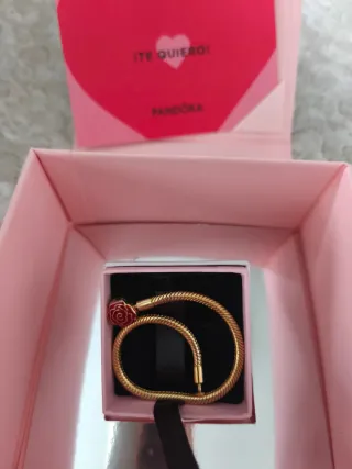 Pulsera Pandora Dorada con Rosa Roja