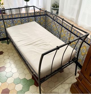 Sofá de forja para jardín exterior estilo francés.