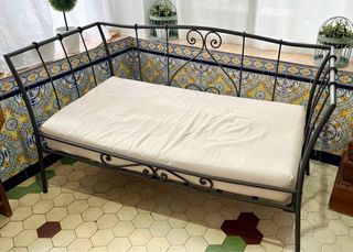 Sofá de forja para jardín exterior estilo francés.