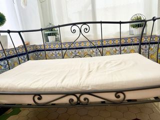 Sofá de forja para jardín exterior estilo francés.