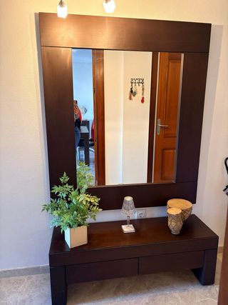 Aparador de madera con espejo