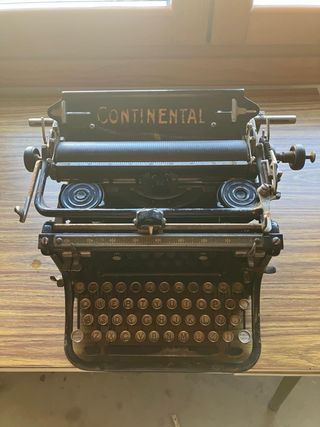 Máquina de escribir antigua Continental