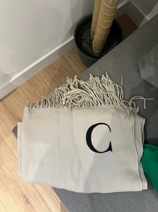 Bufanda beige con letra C negra
