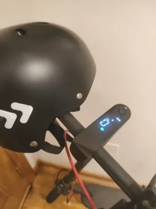 Casco Negro y Patinete Eléctrico