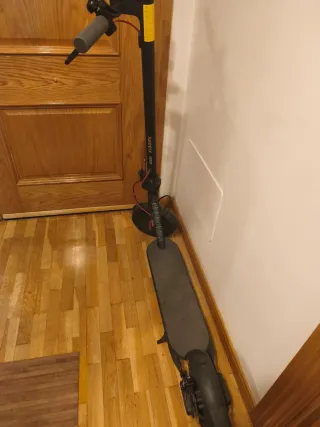 Casco Negro y Patinete Eléctrico