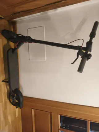 Casco Negro y Patinete Eléctrico