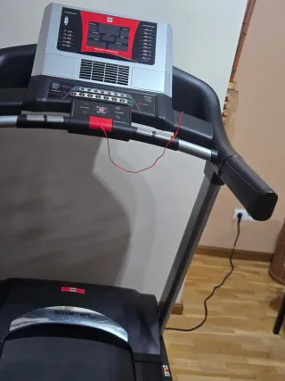 Casco Negro y Patinete Eléctrico