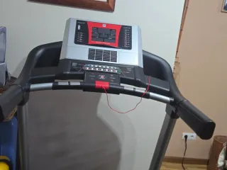 Casco Negro y Patinete Eléctrico