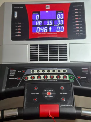 Casco Negro y Patinete Eléctrico