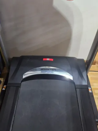 Casco Negro y Patinete Eléctrico