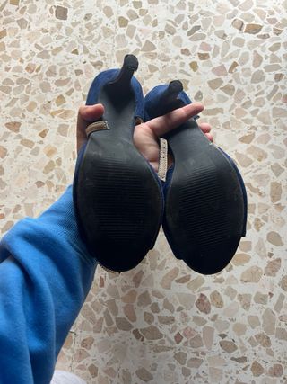 Tacones azules con detalles dorados