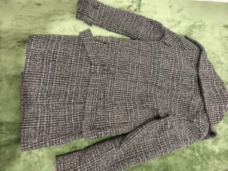 Abrigo de 70% de lana gris y negro.