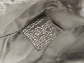 Abrigo de 70% de lana gris y negro.