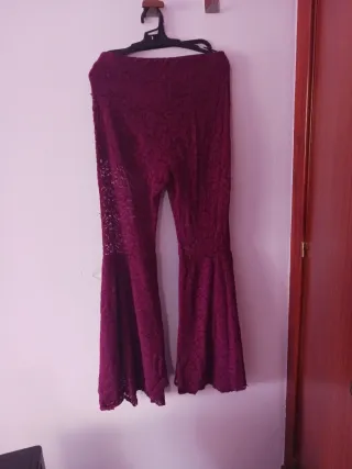 Pantalones acampanados morados de encaje