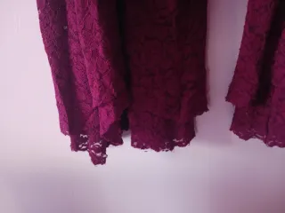 Pantalones acampanados morados de encaje