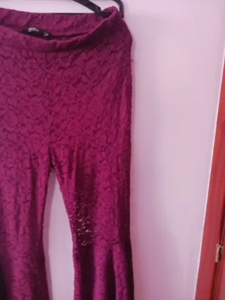 Pantalones acampanados morados de encaje