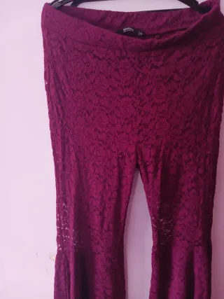 Pantalones acampanados morados de encaje