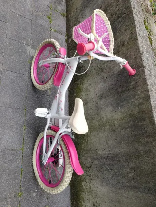 Bicicleta infantil rosa con cesta