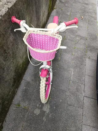 Bicicleta infantil rosa con cesta