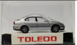 Coche de juguete SEAT Toledo plateado