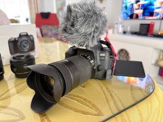 Canon 77D + Accesorios