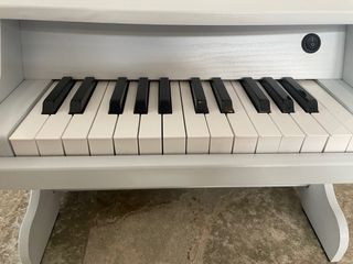 Piano de madera infantil