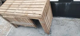 Mesa expositora madera tienda ropa