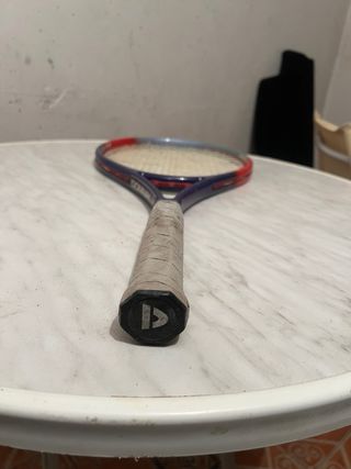 Raqueta de tenis azul y roja