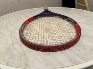 Raqueta de tenis azul y roja