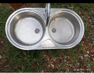 Fregadero doble con grifo de metal