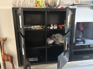 Mueble salón negro y plata con vitrina