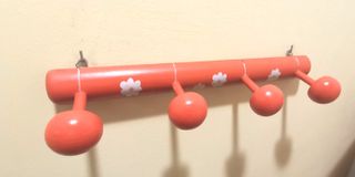Perchero infantil madera naranja 4 pomos