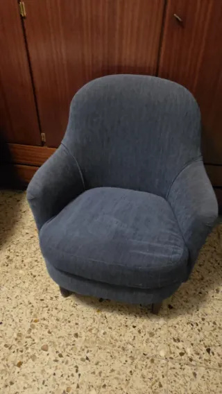 2 Sillones de tela azul y baúl haciendo juego