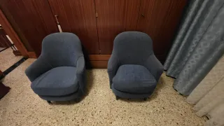 2 Sillones de tela azul y baúl haciendo juego