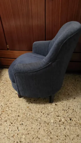 2 Sillones de tela azul y baúl haciendo juego