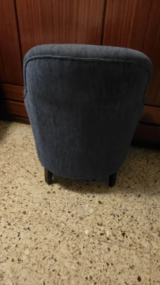 2 Sillones de tela azul y baúl haciendo juego